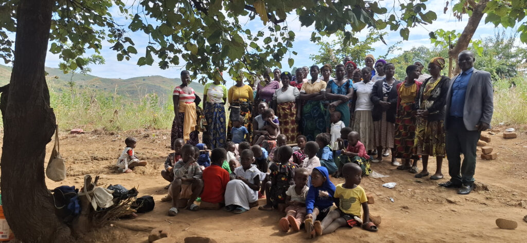 Ntayamwana community groups and boNGO meet on site